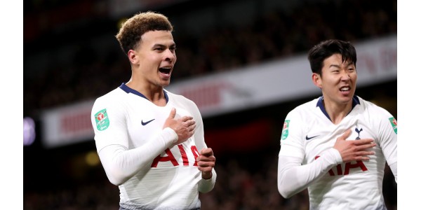 Arsenal fans bærer Tottenham Hotspur trøjer draw